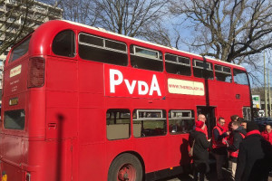 Zaterdag 3 maart as. PvdA Campagnebus in het centrum (Koningsplein).