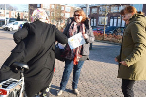 Arianne Ripmeester reikt het eerste fietscertificaat uit.